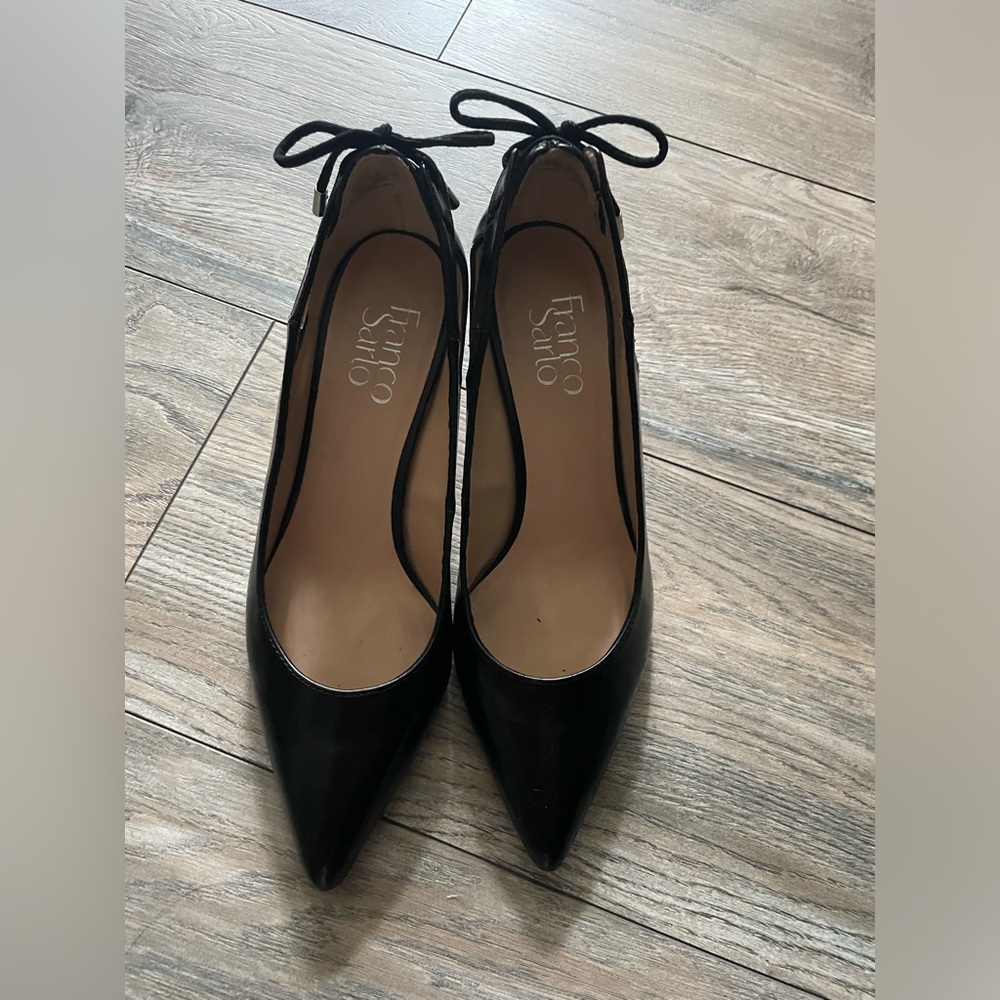 Black kitten heel pumps.size 8.